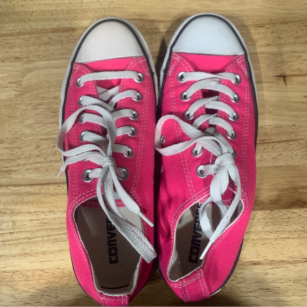 Size 8 - Converse Chuck Taylor All Star Low Hyper Pink